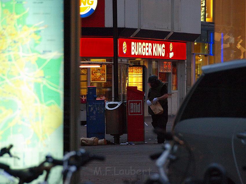 Herrenlose Einkaufstuete gesprengt Koeln Schildergasse P345.JPG